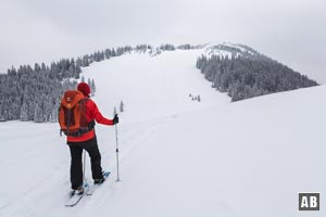 Anstieg zum steilen Gipfelhang mit dem Westgipfel als Ziel