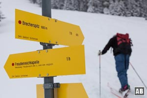 Keine Orientierungsprobleme: neben der Beschilderung zeigt uns das Gelände den Weg nach oben