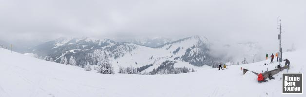 Schneeschuhwanderung Brecherspitz: Ein Sendemast markiert unser Tourenziel - den Westgipfel