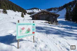 Ein Schild an der ersten Hütte informiert uns über die Wald-Wild-Schongebiete am Dürrenbachhorn.