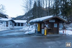 Links neben dem Mauthäuschen beginnt der Aufstieg zum Dürrnbachhorn.