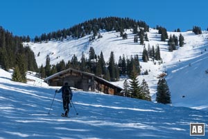 Schneeschuhtour Dürrnbachhorn: An der Dürrnbachalm: Der weitere Aufstieg verläuft über den freien Hang von links unten nach rechts oben zur Bergstation des Sommersessellifts (Gebäude ist auf dem Bild schwach zu erkennen).