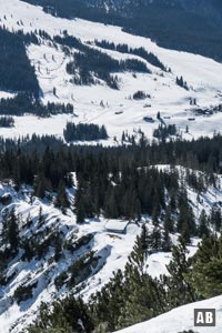 Tiefblick vom Gipfel auf die Bergstation des Sessellifts an der wir vorher vorbeigekommen sind.