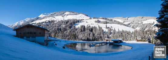 Vorbei an einem Wasserspeicher den Westhang bis zum Beginn der Bäume hoch wandern