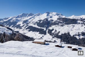 Schneeschuhwanderung Feldalphorn: Die Obere Prädastenalm vor dem Lämpersberg und dem Großen Beil