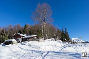 An den Abbrüchen der Weißen Wand findet sich die im Winter geschlossene Grünsteinhütte
