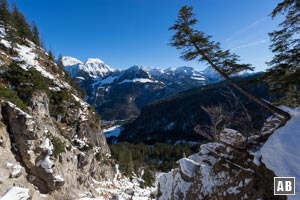 Schneeschuhtour Grünstein: Aussicht von der Grünsteinhütte ins Hagengebirge - und hinab auf den Königssee