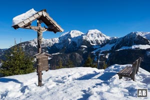 Schneeschuhtour Grünstein: Der Gipfel mit Marterl und Sitzbank