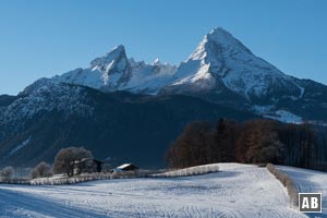 Der Watzmann - gesehen von Bischofswiesen. Ganz links im Mittelgrund der Felsbogen des Grünsteins.