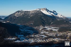 Blick vom Gipfel hinweg über den Berchtesgadener Talkessel zum Berchtesgadener Hochthron