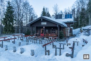 Die Grünsteinhütte wenig unterhalb des Gipfels