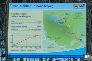 Der Aufstieg zum Grünstein ist als Herz-Kreislauf Testwanderung ausgewiesen. Während unserer Route treffen wir immer wieder auf solche Info-Tafeln.