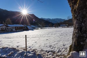 Vom Wanderparkplatz laufen wir zu den obersten Häusern von Scharling