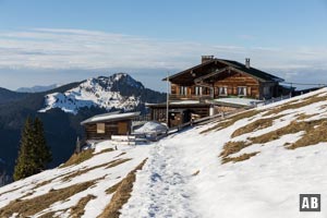 Schneeschuhtour Hirschberg: Das fast ganzjährig geöffnete Hirschberghaus mit dem Fockenstein im Hintergrund