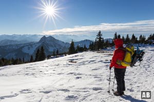 Schneeschuhtour Hirschberg: Aussicht vom Gipfelrücken auf Roß- und Buchstein - und dem Karwendel am Horizont