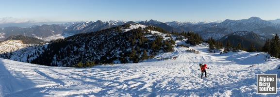 Schneeschuhwanderung Hirschberg: Rückblick vom Gipfel auf den Anstiegsweg über den Rücken