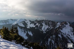 Aus Westen zieht ein Schneesturm auf. Jetzt wird es langsam Zeit für den Abstieg.