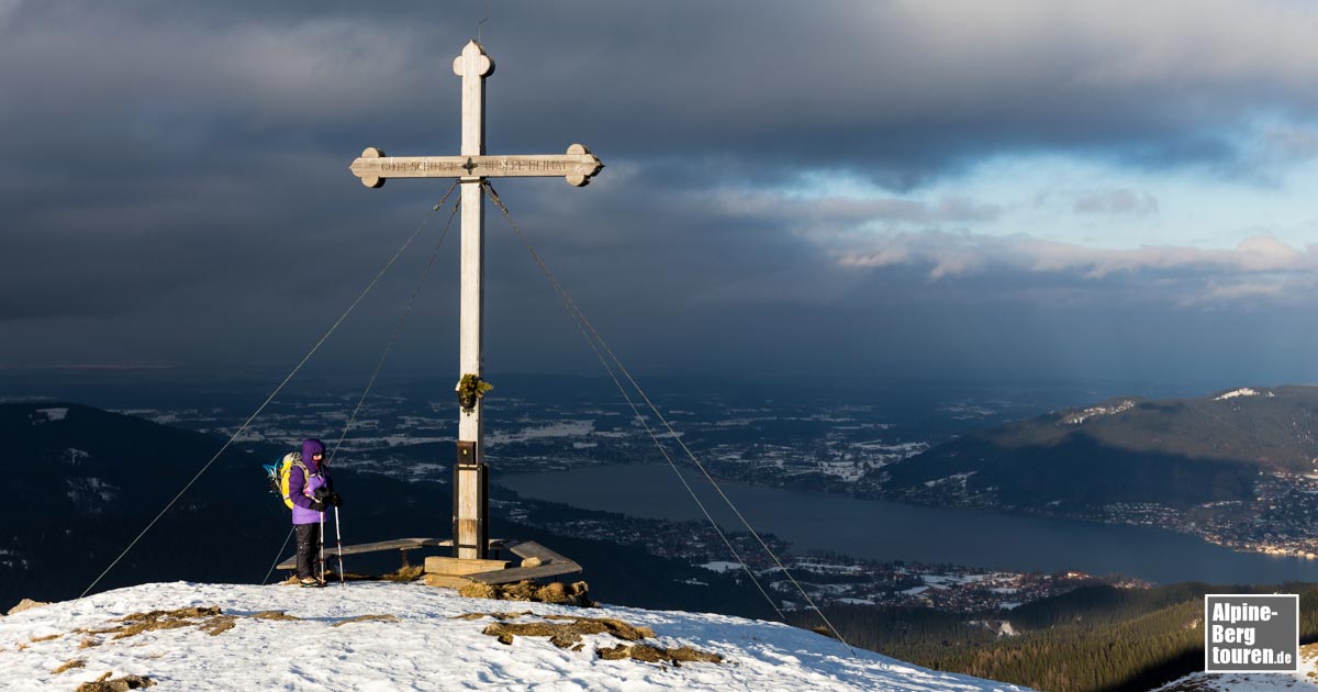 Der Gipfel des Hirschberg mit dem Tegernsee im Hintergrund