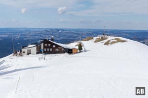 Vor der Einkehr sollten wir noch dem Zeitberg (unmittelbar rechts der Hütte) Aufmerksamkeit schenken