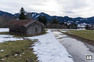 Ein geteerter Weg brignt uns vorbei an einigen Scheunen zurück nach Unterammergau