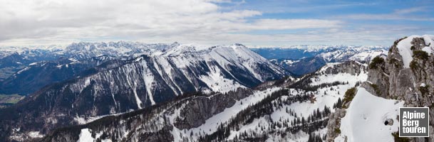 Aussicht aus den Kaisersälen nach Süden - auf das noch winterliche Kaisergebirge