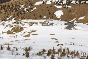 Tiefblick aus dem Nordhang auf die Steinlingalm