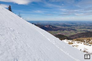 Schneeschuhwanderung Kampenwand: Der steile Nordhang im Profil. Im Tal ist bereits der Frühling eingekehrt.