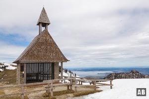 Kapelle an der Steinlingalm mit dem Chiemsee im Hintergrund