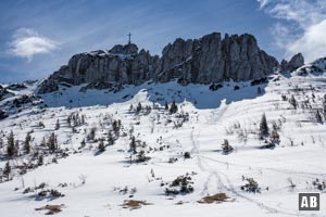 Schneeschuhtour Kampenwand: Gipfelaufbau der Kampenwand mit dem steilen Nordhang. Rechts der Felseinschnitt - der Eingang zu den Kaisersälen.