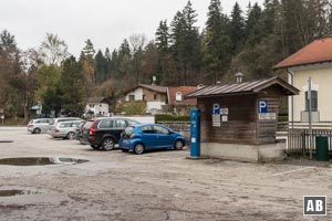 Der Wanderparkplatz in Kufstein-Sparchen. Auf der anderen Straßenseite findet sich der Eingang ins Kaisertal.