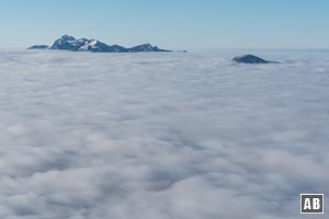 Der Wendelstein (links) überragt den Hochnebel - der Wildbarren (rechts) gerade noch