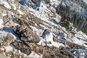 Rückblick auf den steilen Schrofenaufstieg bis zum Gipfelkreuz der Naunspitze