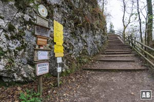 Zahlreiche Treppenstufen führen über einen ersten Aufschwung