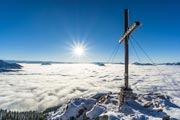 Der Gipfel der Naunspitze über dem nebelverhangenen Inntal
