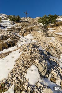 In kurzen, steilen Kehren kraftraubend hoch zum Gipfelkreuz der Naunspitze