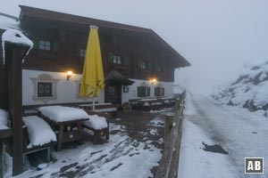 Rechts vorbei an der Rietzaualm geht es weiter bergwärts in Richtung Vorderkaiserfeldenhütte