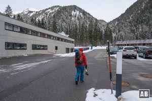 Zwischen Hotel und Hotelparkplatz laufen wir in den Wald