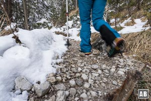 Bei niedriger Schneelage müssen im Schützensteig die Schneeschuhe zunächst noch am Rucksack getragen werden