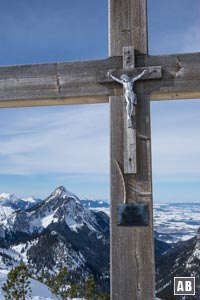 Das Gipfelkreuz des Ochsenälpeleskopf mit dem Säuling im Hintergrund