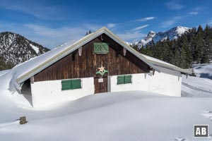 Die unbewirtschaftete Hirschwängalm vor den Geierköpfen (rechts im Hintergrund)