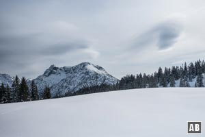 Föhnwolken über den Geierköpfen kündigen einen stürmischen Gipfelaufstieg an