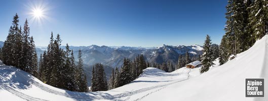 Die aussichtsreich gelegene Wildfeldalm. Je nach Lawinensituation unterscheiden sich die Weitwege zum Rotwandhaus.