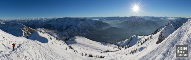 Schneeschuhtour Rotwand: Das epische Alpenpanorama aus dem finalen Hang zum Gipfel