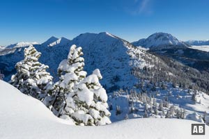 Ein erster Blick auf Halserspitz (links) und Guffert (rechts)