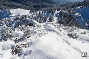 Tiefblick wenig unterhalb des Gipfels