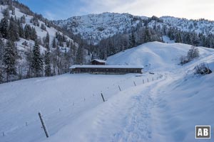 Die Kammer der Königsalm wird bis zur beeindruckenden Baulichkeit durchschritten