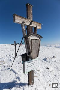 Schneeschuhtour Schneibstein: Die Oberschenkel brennen, der Puls rast - aber wir haben es geschafft. An den beiden Gipfelkreuzen des Schneibstein