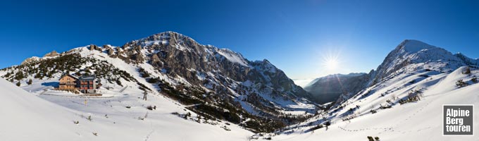 Panorama vom Torrener Joch (von links nach rechts): Stahlhaus, Hohes Brett, das Bluntautal mit der dahinter aufgehenden Sonne, der Schneibstein mit unserer Aufstiegsroute in der Draufsicht