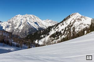 Watzmann (links), Hochkalter (Mitte; im Hintergrund) und der Jenner (rechts)