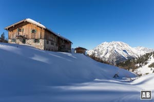 Das im Winter geschlossene Schneibsteinhaus vor dem Watzmann